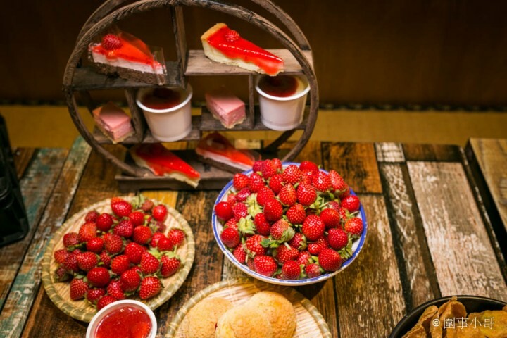 中壢拉麵吃到飽-山禾堂草莓祭正式登場！產地新鮮直送的草莓還有各式各樣的拉麵讓同學們吃個過癮！看是想吃香菜拉麵還是皮蛋拉麵都有喔喔喔！（邀約 @圍事小哥的幸福相框