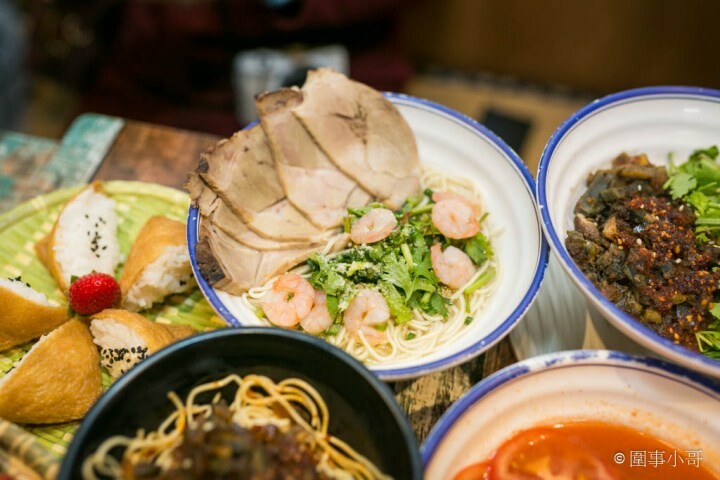 中壢拉麵吃到飽-山禾堂草莓祭正式登場！產地新鮮直送的草莓還有各式各樣的拉麵讓同學們吃個過癮！看是想吃香菜拉麵還是皮蛋拉麵都有喔喔喔！（邀約 @圍事小哥的幸福相框