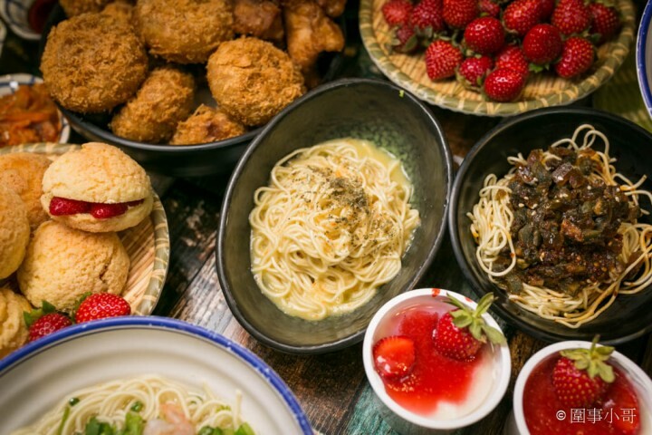 中壢拉麵吃到飽-山禾堂草莓祭正式登場！產地新鮮直送的草莓還有各式各樣的拉麵讓同學們吃個過癮！看是想吃香菜拉麵還是皮蛋拉麵都有喔喔喔！（邀約 @圍事小哥的幸福相框