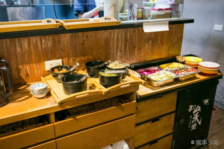 中壢拉麵吃到飽-山禾堂草莓祭正式登場！產地新鮮直送的草莓還有各式各樣的拉麵讓同學們吃個過癮！看是想吃香菜拉麵還是皮蛋拉麵都有喔喔喔！（邀約 @圍事小哥的幸福相框