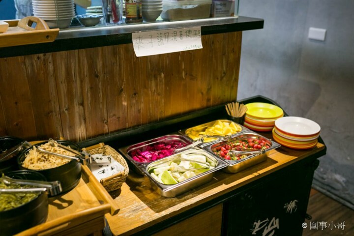 中壢拉麵吃到飽-山禾堂草莓祭正式登場！產地新鮮直送的草莓還有各式各樣的拉麵讓同學們吃個過癮！看是想吃香菜拉麵還是皮蛋拉麵都有喔喔喔！（邀約 @圍事小哥的幸福相框