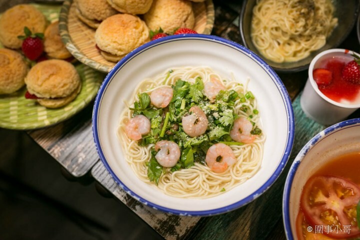 中壢拉麵吃到飽-山禾堂草莓祭正式登場！產地新鮮直送的草莓還有各式各樣的拉麵讓同學們吃個過癮！看是想吃香菜拉麵還是皮蛋拉麵都有喔喔喔！（邀約 @圍事小哥的幸福相框