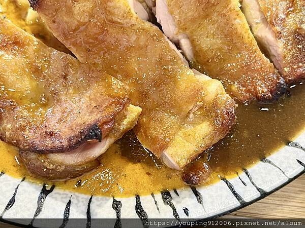 台北文山區｜咖在有哩 日式果香跟南洋椰香的雙醬組合，微酸的果酸感和濃郁的香料味，平價的社區咖哩飯(附菜