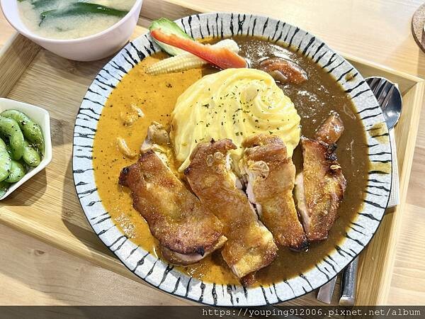 台北文山區｜咖在有哩 日式果香跟南洋椰香的雙醬組合，微酸的果酸感和濃郁的香料味，平價的社區咖哩飯(附菜