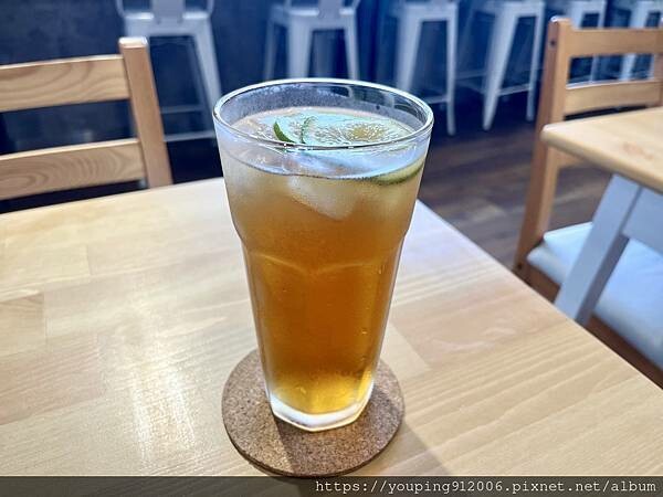 台北文山區｜咖在有哩 日式果香跟南洋椰香的雙醬組合，微酸的果酸感和濃郁的香料味，平價的社區咖哩飯(附菜