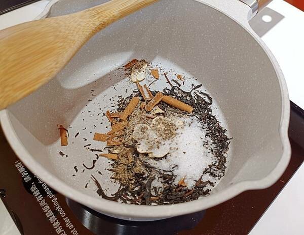 茶裡不然＿辛香奶茶專門。辛香料入茶展現獨特風味/新上市杏辛滿