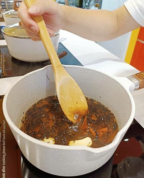 茶裡不然＿辛香奶茶專門。辛香料入茶展現獨特風味/新上市杏辛滿