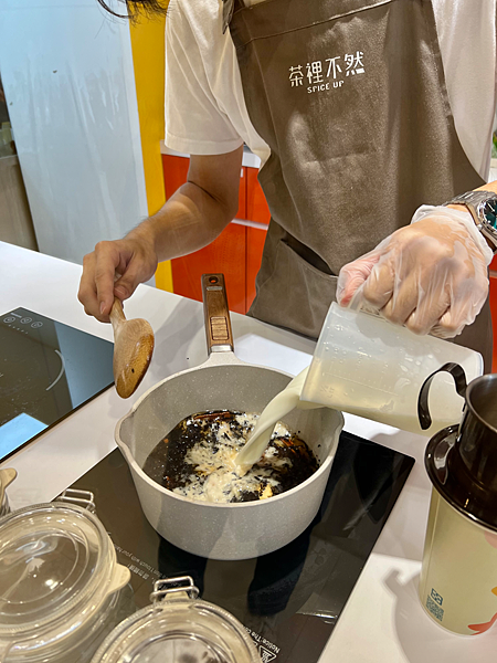 【台北大安區美食】茶裡不然 x 香料鍋煮奶茶，人氣必點要嚐！