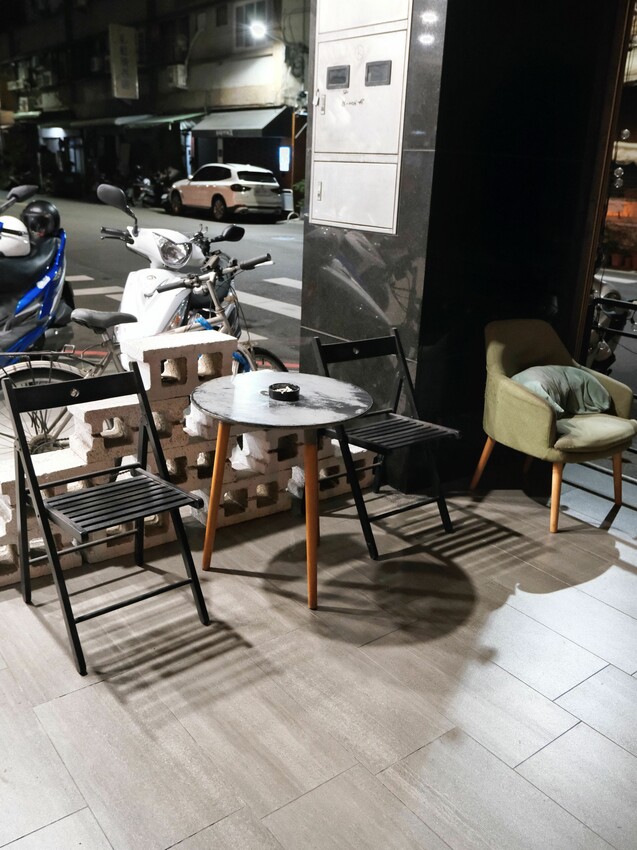 [台中西區] 絆 LimJiuLa 小酒館｜外面吃不到的私房料理｜寵物友善｜必點大人硬布丁｜開到凌晨1點餐酒館｜內附菜單 - 萍姐愛分享