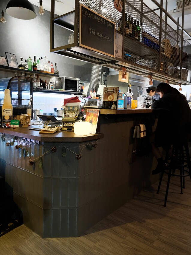 [台中西區] 絆 LimJiuLa 小酒館｜外面吃不到的私房料理｜寵物友善｜必點大人硬布丁｜開到凌晨1點餐酒館｜內附菜單 - 萍姐愛分享