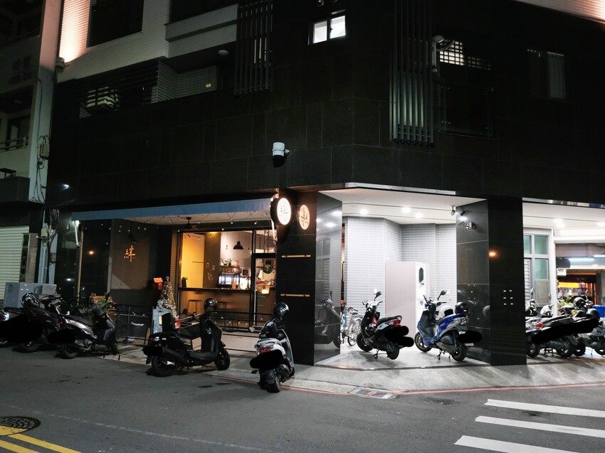 [台中西區] 絆 LimJiuLa 小酒館｜外面吃不到的私房料理｜寵物友善｜必點大人硬布丁｜開到凌晨1點餐酒館｜內附菜單 - 萍姐愛分享