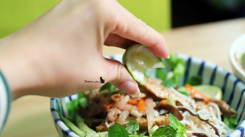 台中南屯 |素食 南屯老街裡的 -柯 越南素食河粉 -越南涼拌米線必點!別忘了擠檸檬喔