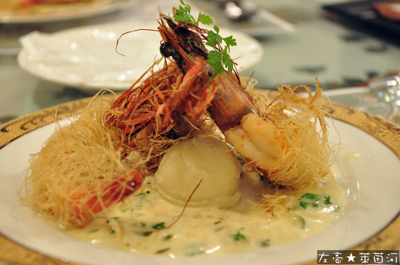 [食記] 高雄。新興區 萊茵河法式餐廳 (古堡建築與風格)
