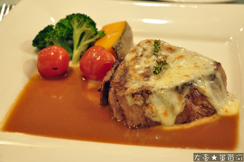 [食記] 高雄。新興區 萊茵河法式餐廳 (古堡建築與風格)