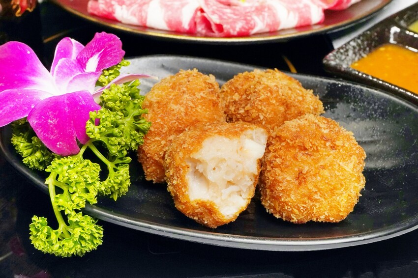 一個人也能輕鬆享用泰式火鍋！7種南洋湯底口味，還有豐富野菜吧、飲料與泰國明果冰淇淋吃到飽！來店出示文章打9折再送蝦餅！