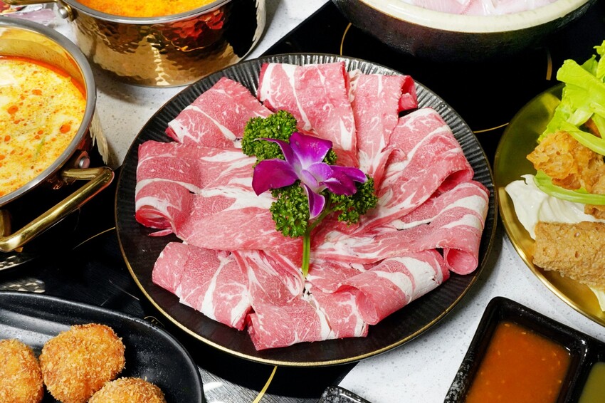 一個人也能輕鬆享用泰式火鍋！7種南洋湯底口味，還有豐富野菜吧、飲料與泰國明果冰淇淋吃到飽！來店出示文章打9折再送蝦餅！