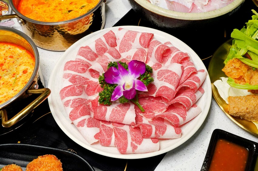 一個人也能輕鬆享用泰式火鍋！7種南洋湯底口味，還有豐富野菜吧、飲料與泰國明果冰淇淋吃到飽！來店出示文章打9折再送蝦餅！