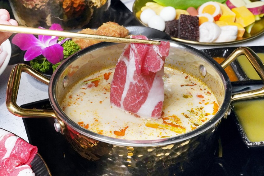 一個人也能輕鬆享用泰式火鍋！7種南洋湯底口味，還有豐富野菜吧、飲料與泰國明果冰淇淋吃到飽！來店出示文章打9折再送蝦餅！