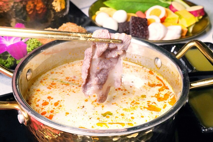 一個人也能輕鬆享用泰式火鍋！7種南洋湯底口味，還有豐富野菜吧、飲料與泰國明果冰淇淋吃到飽！來店出示文章打9折再送蝦餅！