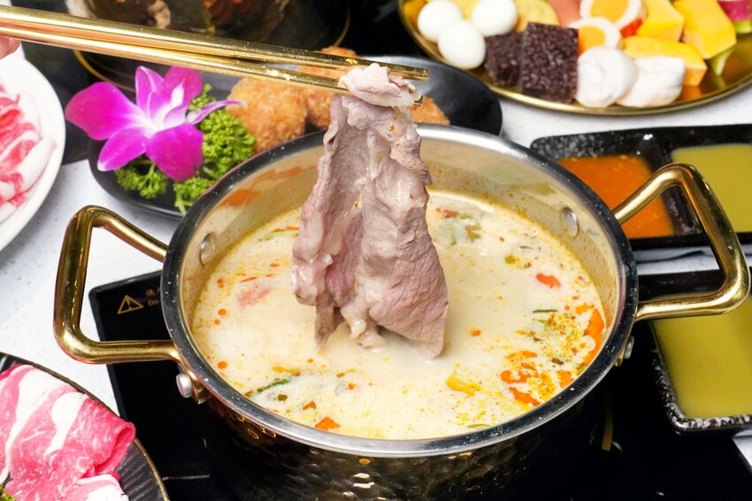 一個人也能輕鬆享用泰式火鍋！7種南洋湯底口味，還有豐富野菜吧、飲料與泰國明果冰淇淋吃到飽！來店出示文章打9折再送蝦餅！