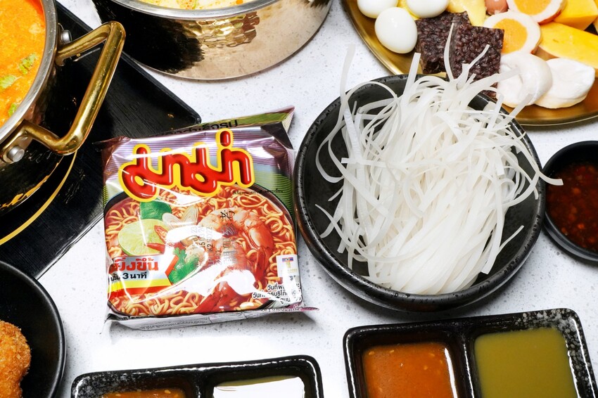 一個人也能輕鬆享用泰式火鍋！7種南洋湯底口味，還有豐富野菜吧、飲料與泰國明果冰淇淋吃到飽！來店出示文章打9折再送蝦餅！