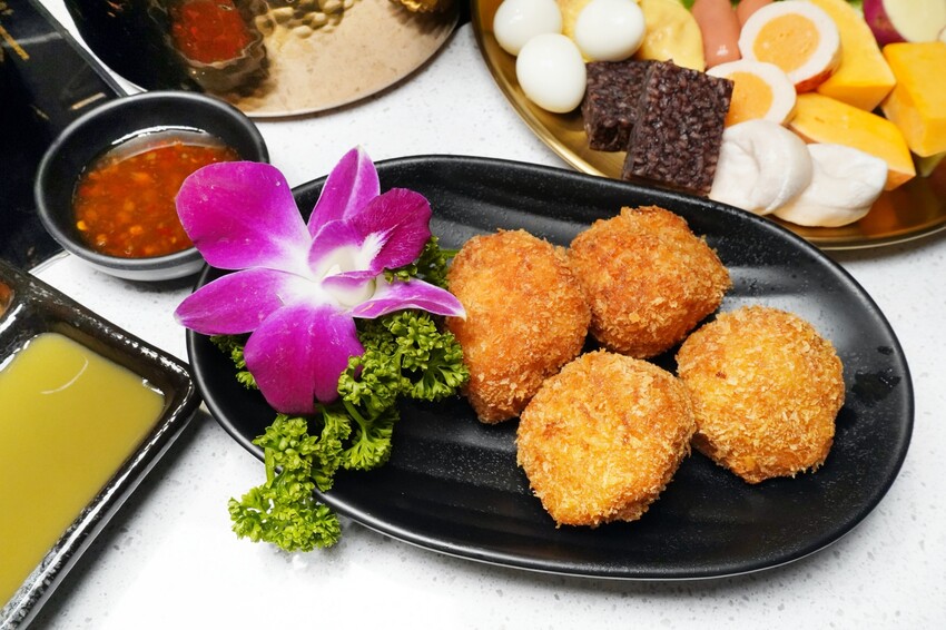 一個人也能輕鬆享用泰式火鍋！7種南洋湯底口味，還有豐富野菜吧、飲料與泰國明果冰淇淋吃到飽！來店出示文章打9折再送蝦餅！