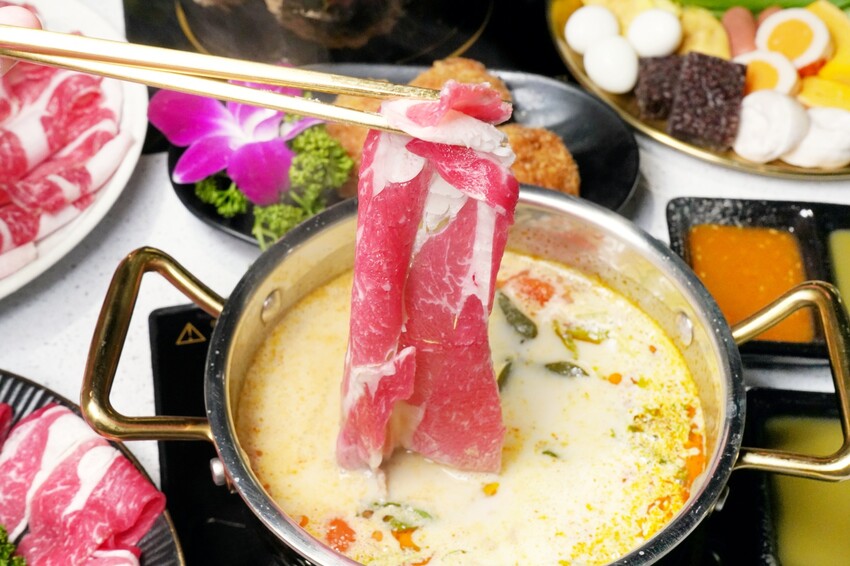 一個人也能輕鬆享用泰式火鍋！7種南洋湯底口味，還有豐富野菜吧、飲料與泰國明果冰淇淋吃到飽！來店出示文章打9折再送蝦餅！