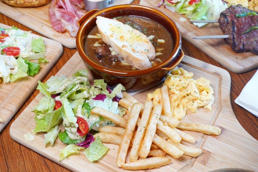 台中市西區在餐酒館也能吃得到早午餐！多達700款的精釀啤酒打卡牆超吸睛，還有運動賽事即時轉播！