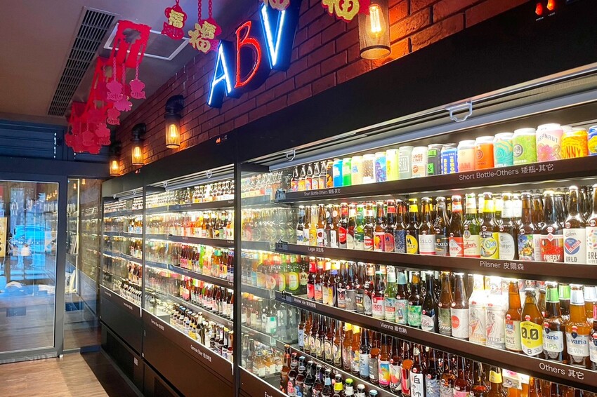 台中市西區在餐酒館也能吃得到早午餐！多達700款的精釀啤酒打卡牆超吸睛，還有運動賽事即時轉播！