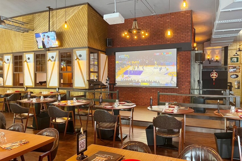 台中市西區在餐酒館也能吃得到早午餐！多達700款的精釀啤酒打卡牆超吸睛，還有運動賽事即時轉播！