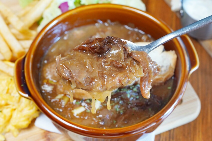 台中市西區在餐酒館也能吃得到早午餐！多達700款的精釀啤酒打卡牆超吸睛，還有運動賽事即時轉播！