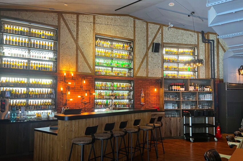 台中市西區在餐酒館也能吃得到早午餐！多達700款的精釀啤酒打卡牆超吸睛，還有運動賽事即時轉播！