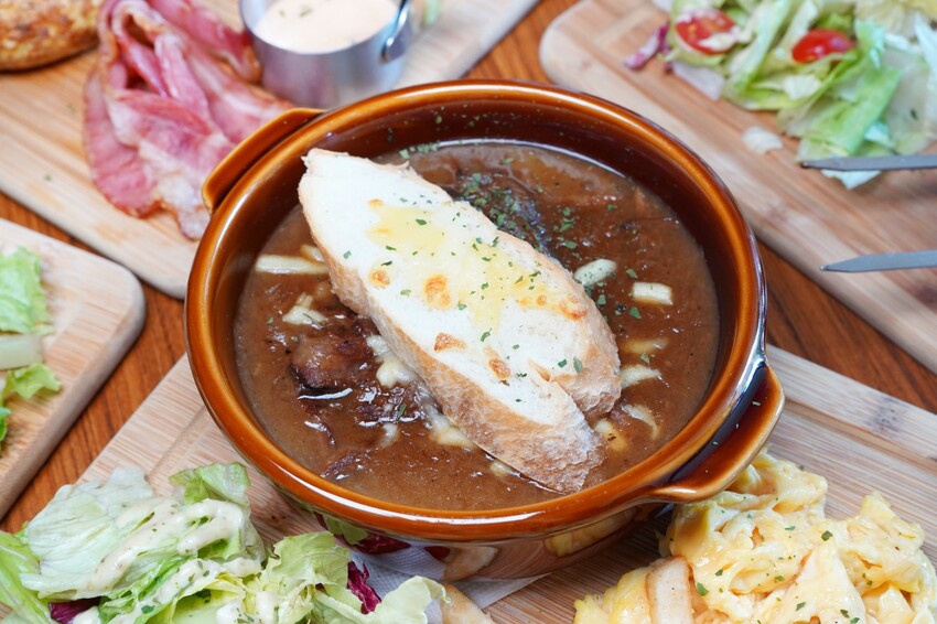 台中市西區在餐酒館也能吃得到早午餐！多達700款的精釀啤酒打卡牆超吸睛，還有運動賽事即時轉播！