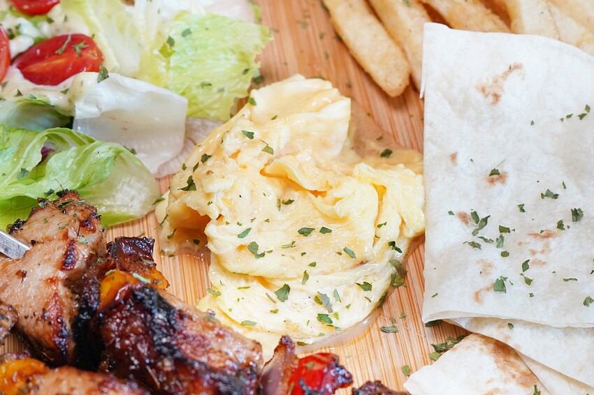 台中市西區在餐酒館也能吃得到早午餐！多達700款的精釀啤酒打卡牆超吸睛，還有運動賽事即時轉播！