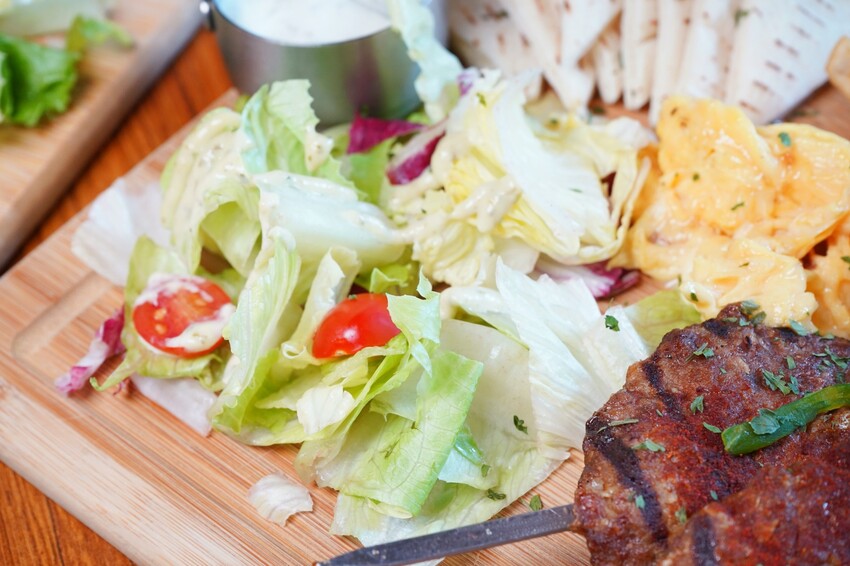 台中市西區在餐酒館也能吃得到早午餐！多達700款的精釀啤酒打卡牆超吸睛，還有運動賽事即時轉播！