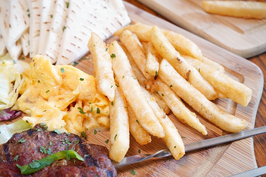 台中市西區在餐酒館也能吃得到早午餐！多達700款的精釀啤酒打卡牆超吸睛，還有運動賽事即時轉播！