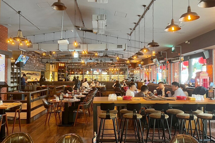 台中市西區在餐酒館也能吃得到早午餐！多達700款的精釀啤酒打卡牆超吸睛，還有運動賽事即時轉播！