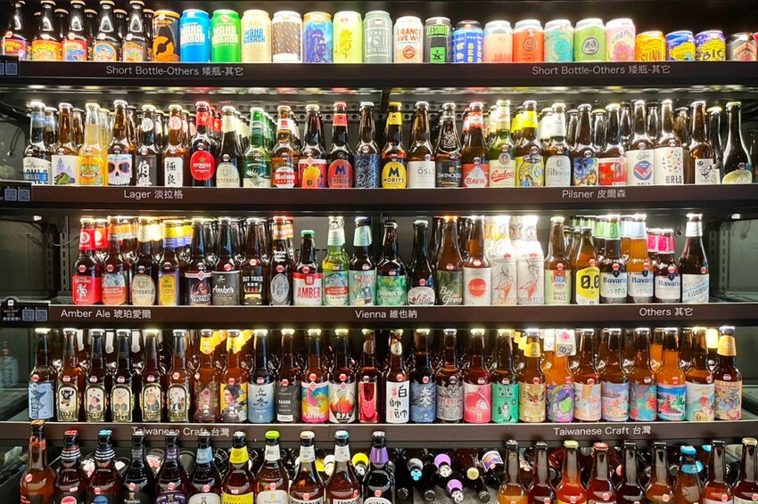 台中市西區在餐酒館也能吃得到早午餐！多達700款的精釀啤酒打卡牆超吸睛，還有運動賽事即時轉播！