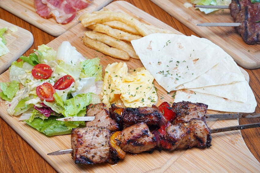 台中市西區在餐酒館也能吃得到早午餐！多達700款的精釀啤酒打卡牆超吸睛，還有運動賽事即時轉播！