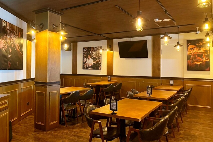 台中市西區在餐酒館也能吃得到早午餐！多達700款的精釀啤酒打卡牆超吸睛，還有運動賽事即時轉播！