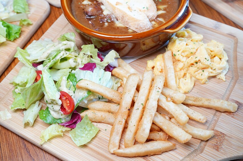 台中市西區在餐酒館也能吃得到早午餐！多達700款的精釀啤酒打卡牆超吸睛，還有運動賽事即時轉播！