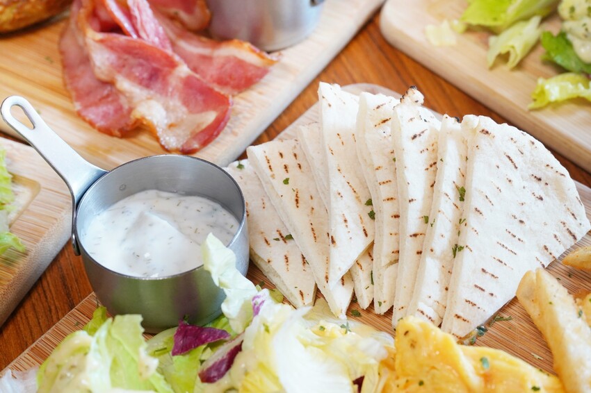 台中市西區在餐酒館也能吃得到早午餐！多達700款的精釀啤酒打卡牆超吸睛，還有運動賽事即時轉播！