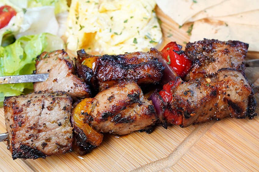 台中市西區在餐酒館也能吃得到早午餐！多達700款的精釀啤酒打卡牆超吸睛，還有運動賽事即時轉播！