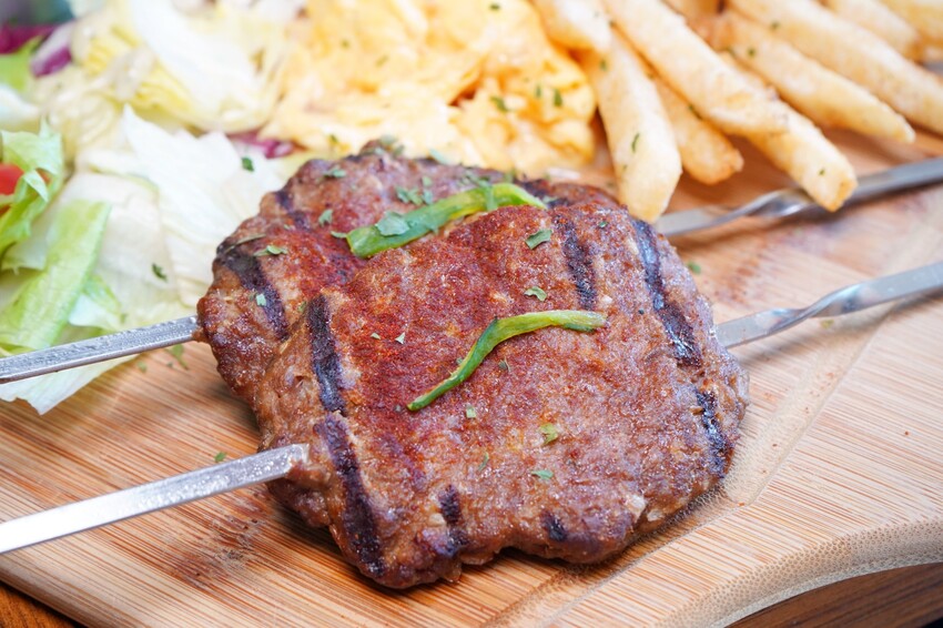 台中市西區在餐酒館也能吃得到早午餐！多達700款的精釀啤酒打卡牆超吸睛，還有運動賽事即時轉播！