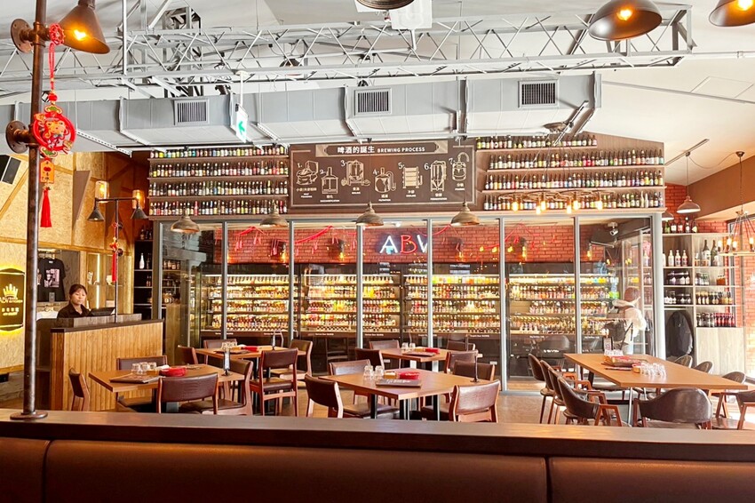 台中市西區在餐酒館也能吃得到早午餐！多達700款的精釀啤酒打卡牆超吸睛，還有運動賽事即時轉播！