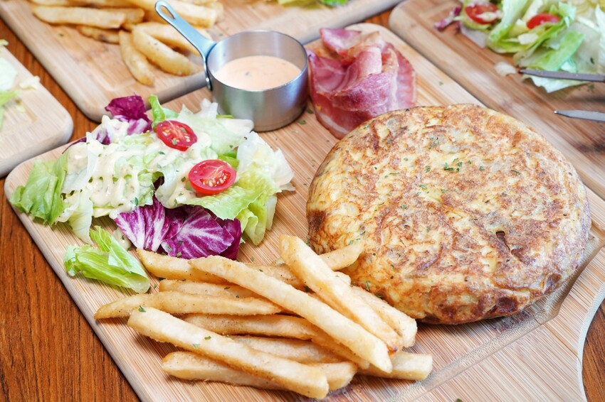 台中市西區在餐酒館也能吃得到早午餐！多達700款的精釀啤酒打卡牆超吸睛，還有運動賽事即時轉播！