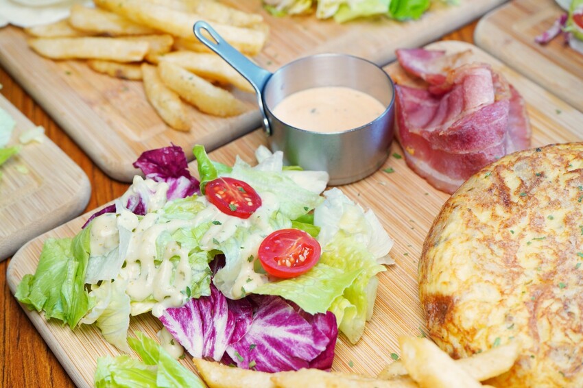 台中市西區在餐酒館也能吃得到早午餐！多達700款的精釀啤酒打卡牆超吸睛，還有運動賽事即時轉播！