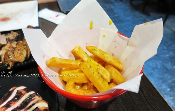 著火的牛阿根廷烤肉：大口吃肉，桌邊現切..    吃飽飽才准離開!!!   ..著火的牛阿根廷烤肉~