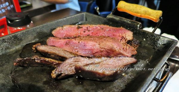 著火的牛阿根廷烤肉：大口吃肉，桌邊現切..    吃飽飽才准離開!!!   ..著火的牛阿根廷烤肉~