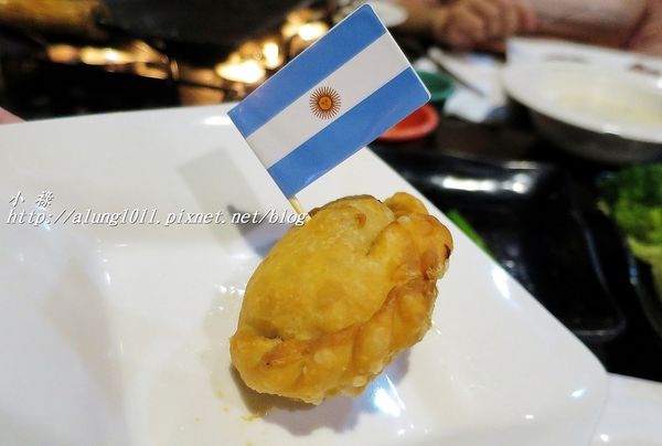 著火的牛阿根廷烤肉：大口吃肉，桌邊現切..    吃飽飽才准離開!!!   ..著火的牛阿根廷烤肉~